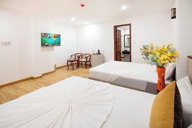 The Summer Hotel-Deluxe Triple Room, Bathtub, City View-3