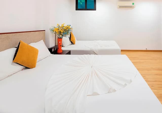 The Summer Hotel-Deluxe Triple Room, Bathtub, City View-2