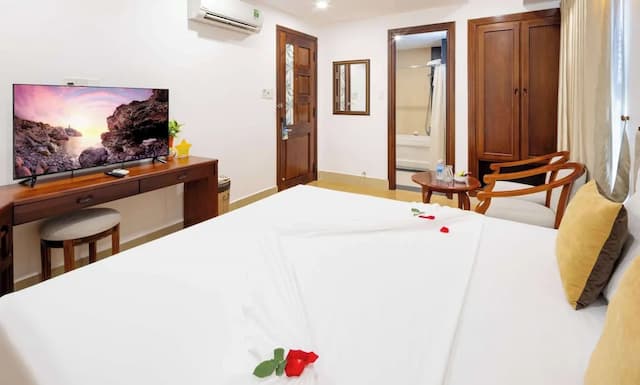 The Summer Hotel-Deluxe Double Room, 1 King Bed, Bathtub, City View-1