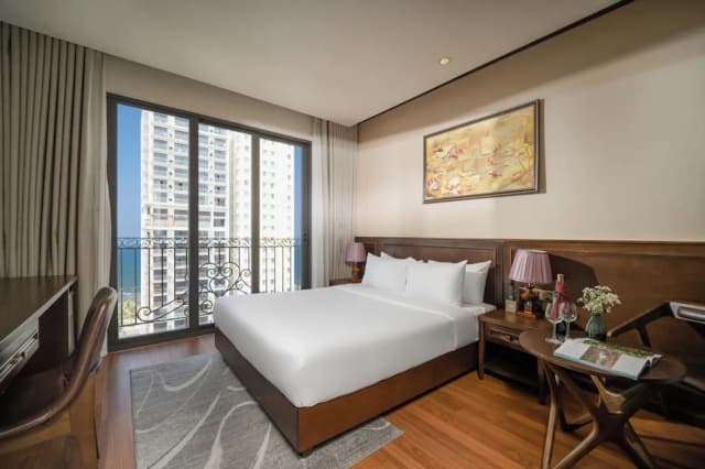 ゴールデンロータス ホテル ダナン-デラックス ダブルルーム バルコニー シービュー (Afternoon Tea Included)-1