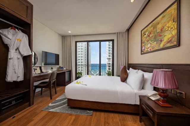 ゴールデンロータス ホテル ダナン-デラックス ダブルルーム バルコニー シービュー (Afternoon Tea Included)-6