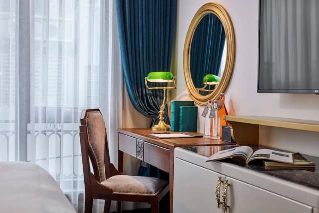 Peridot Grand Luxury Boutique Hotel-Premier Deluxe Double Room-3