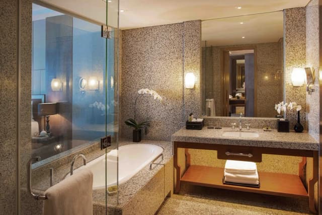 InterContinental Hanoi Landmark72 by IHG-Classic Room, 1 King Bed, Club Lounge Access-5