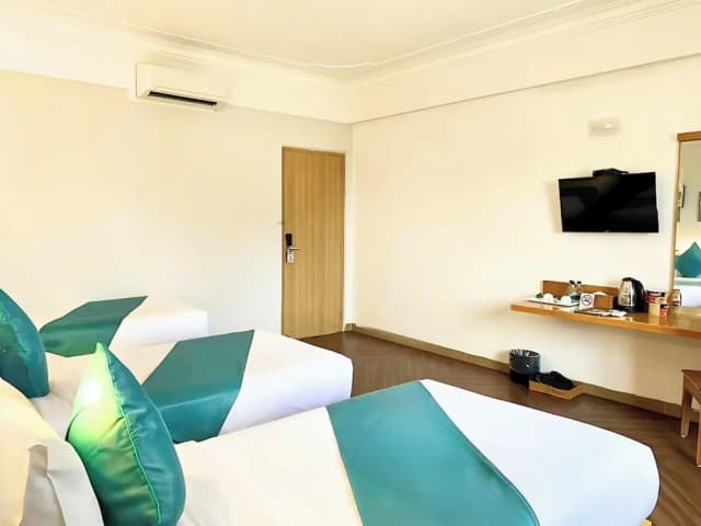 Happy Life Green Hotel-Family with Window-17