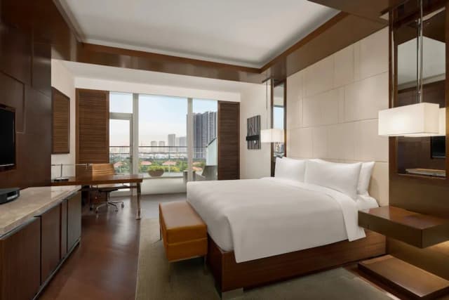 JW Marriott Hotel Hanoi-Executive Room, 1 King Bed, Lake View-1