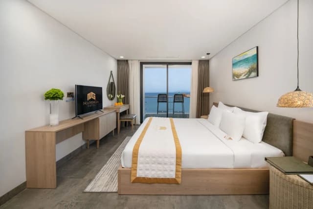 グエン ギア オテル-Premier King Room Balcony With Ocean View-1
