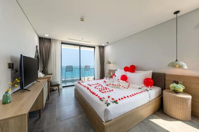 グエン ギア オテル-Premier King Room Balcony With Ocean View-7
