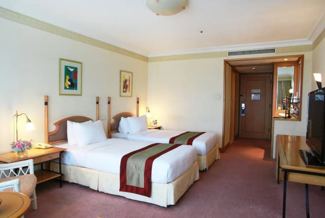 Hanoi Daewoo Hotel-Grand Deluxe King Lake View-3