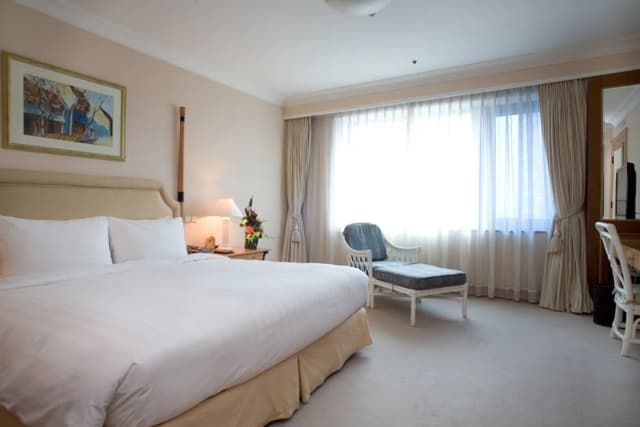 Hanoi Daewoo Hotel-Deluxe Room King Bed-1