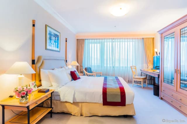 Hanoi Daewoo Hotel-Club Room King Bed-1