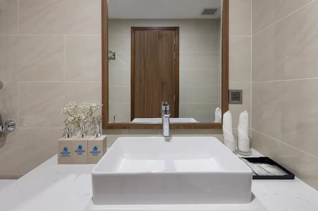 Miracle Luxury Hotel-Senior Double or Twin Room, City View-7