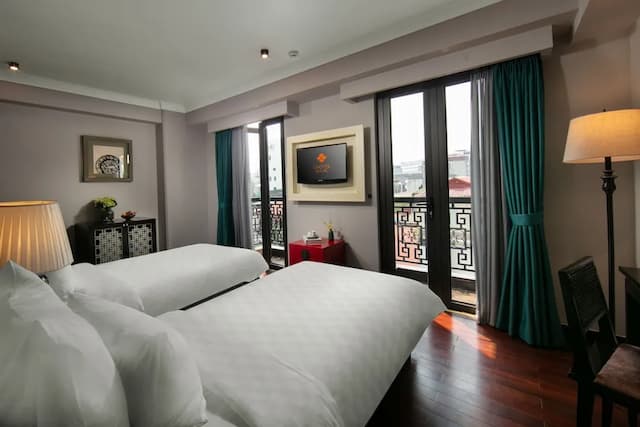 L’HÔTEL du LAC Hanoi-Junior Twin Suite Balcony Street View-1