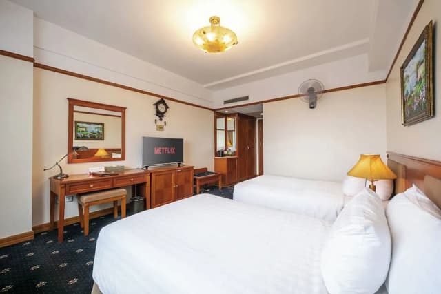 A25 Premium Hotel-Deluxe Twin Room, City View-5