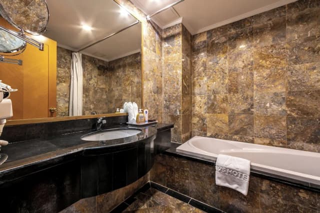 A25 Premium Hotel-Deluxe Twin Room, City View-4