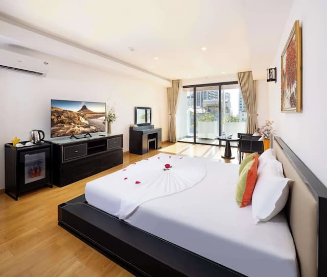 The Summer Hotel-Senior Double Room, 1 King Bed, Balcony, City View-6