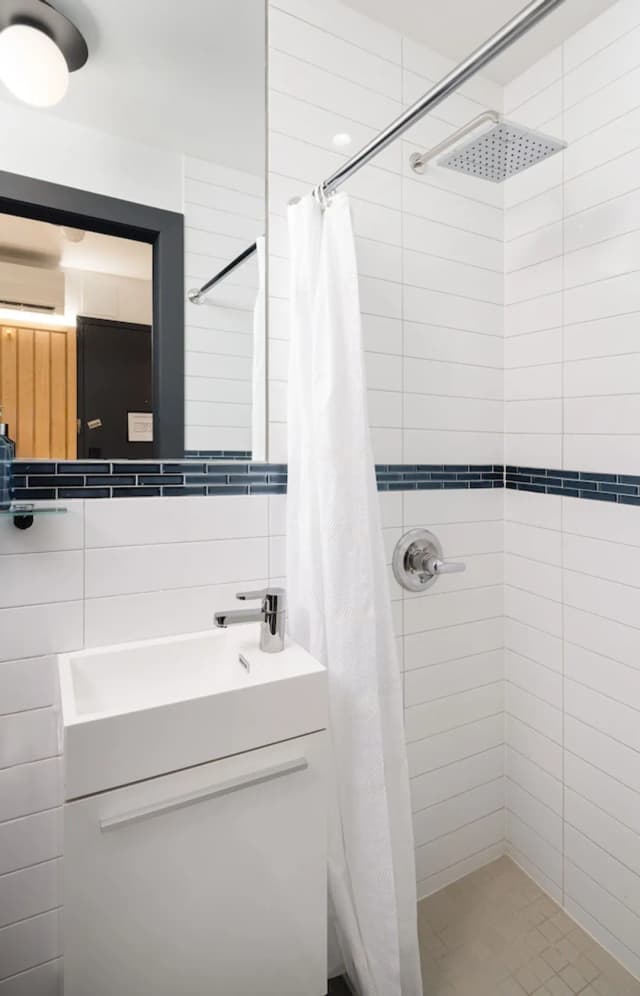 Little Charlie Hotel-Full-Size Elegance Escape in Midtown-11