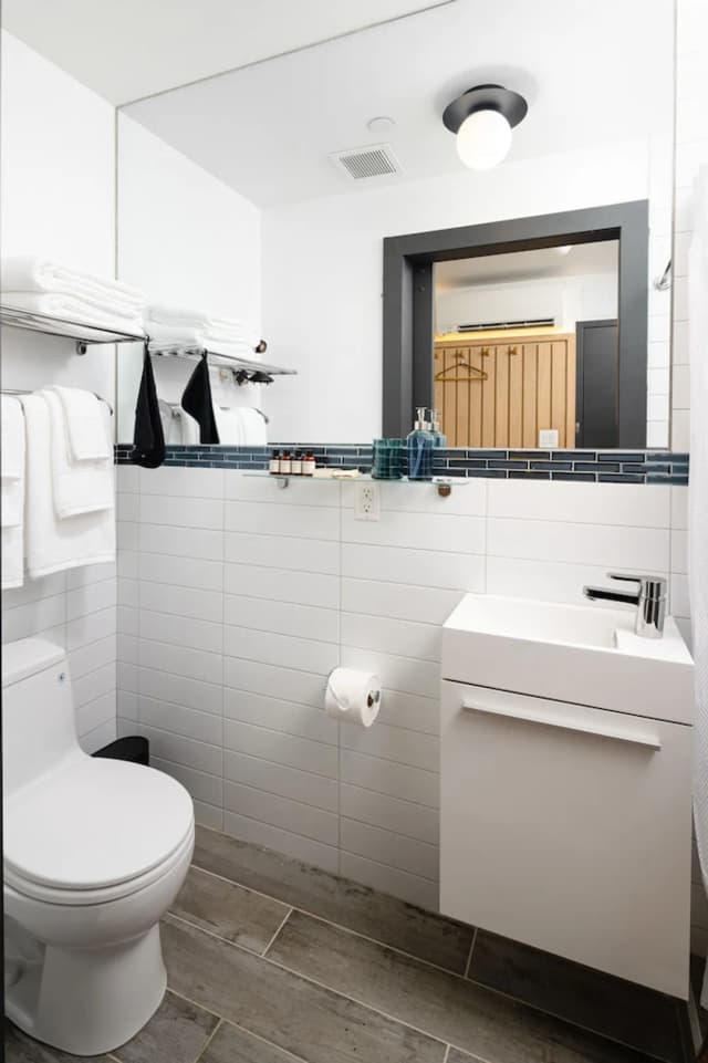 Little Charlie Hotel-Full-Size Elegance Escape in Midtown-13