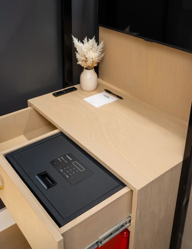 Little Charlie Hotel-Full-Size Elegance Escape in Midtown-5