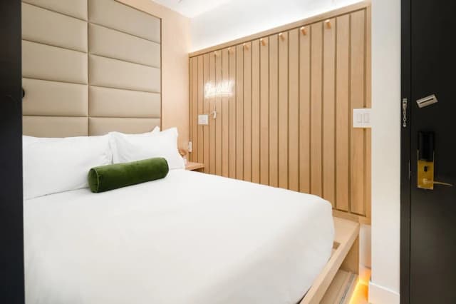 Little Charlie Hotel-Full-Size Elegance Escape in Midtown-3