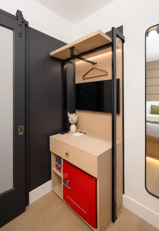 Little Charlie Hotel-Full-Size Elegance Escape in Midtown-9