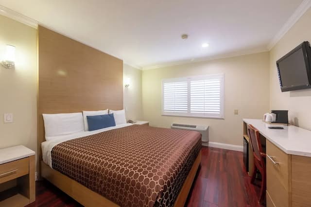 Hollywood City Inn-Deluxe Room, 1 King Bed-1