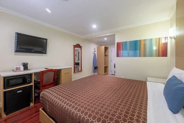 Hollywood City Inn-Deluxe Room, 1 King Bed-5