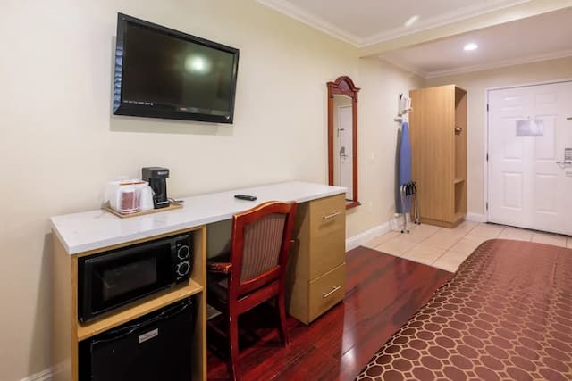 Hollywood City Inn-Deluxe Room, 1 King Bed-3