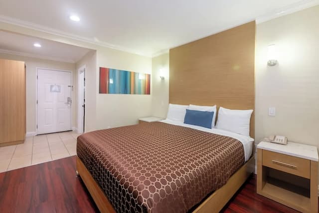 Hollywood City Inn-Deluxe Room, 1 King Bed-2