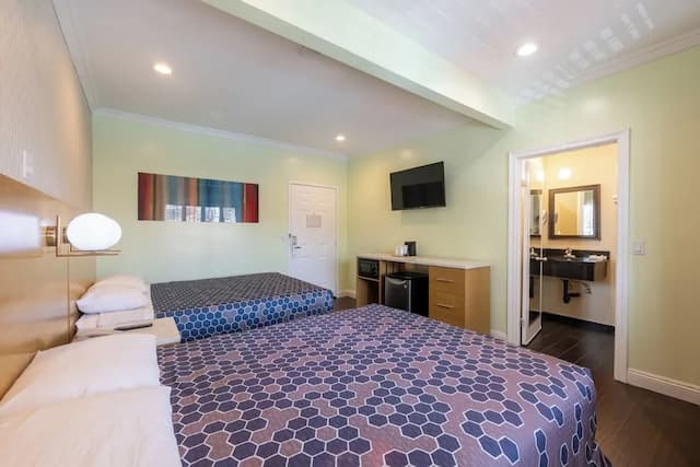 Hollywood City Inn-Standard Room, 2 Queen Beds-5