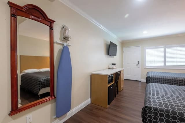 Hollywood City Inn-Classic Double Room, 2 Double Beds-4