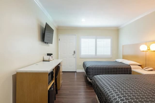 Hollywood City Inn-Classic Double Room, 2 Double Beds-3
