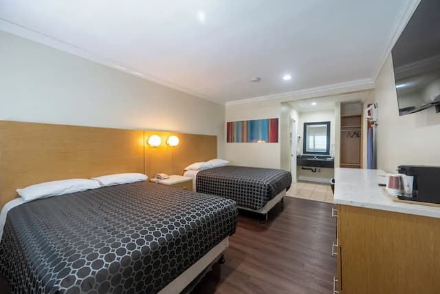 Hollywood City Inn-Classic Double Room, 2 Double Beds-1