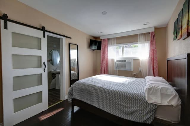 Tradewinds Hotel LAX Airport-Double Room, 2 Queen Beds-1