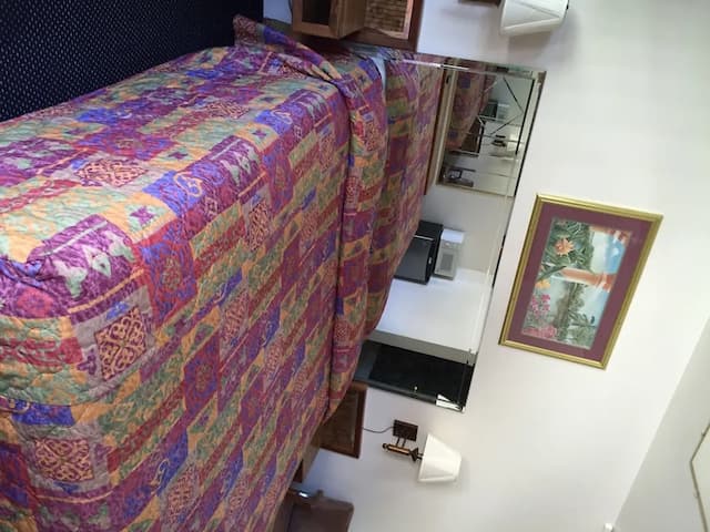 鷹岩汽車旅館-標準客房, 1 張特大雙人床-2