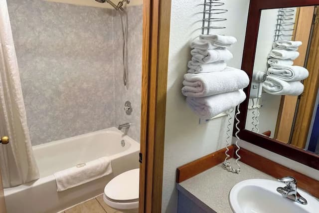 艾德蒙斯北西雅圖伊克諾小屋飯店-標準客房, 1 張特大雙人床, 非吸煙房-5