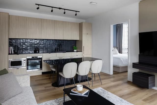 Smithe House-Apartment, Two Bedrooms, With Office-9