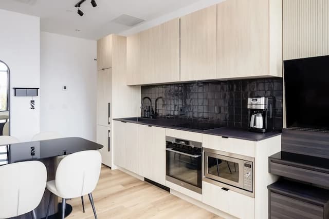 Smithe House-Apartment, Two Bedrooms, With Office-5