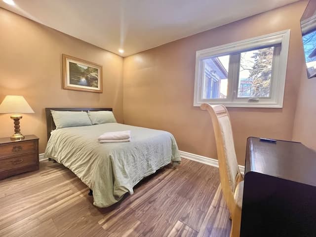 多倫多地鐵附近新裝修的家-經濟客房, 1 張標準雙人床, 私人浴室-1