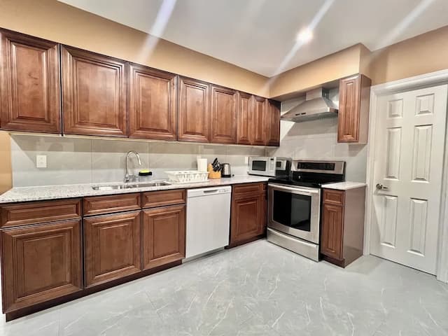 多倫多地鐵附近新裝修的家-舒適客房, 1 張加大雙人床, 私人浴室-7