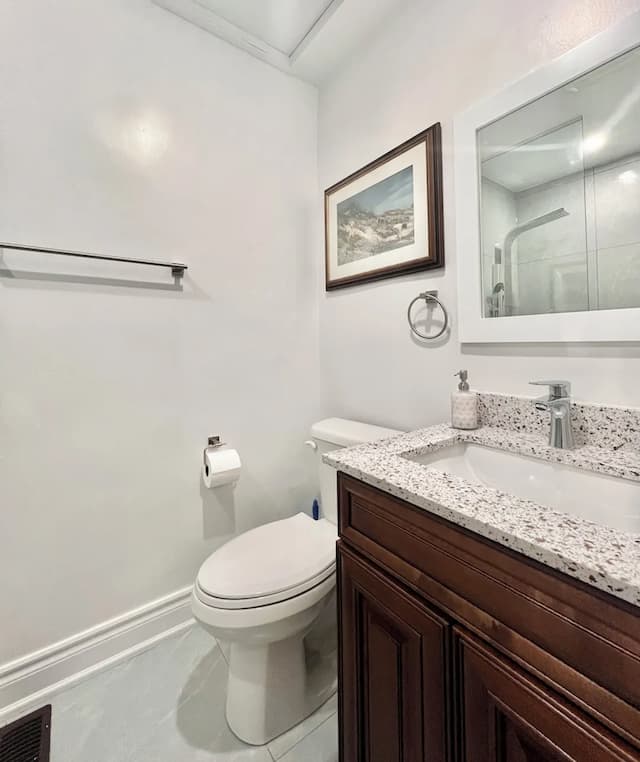 多倫多地鐵附近新裝修的家-舒適客房, 1 張加大雙人床, 私人浴室-6