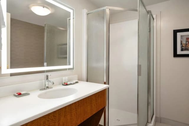 La Quinta Inn by Wyndham Vancouver Airport-Room, 2 Double Beds, Non Smoking, Courtyard View-6