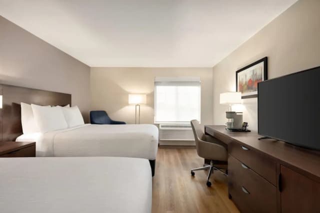 La Quinta Inn by Wyndham Vancouver Airport-Room, 2 Double Beds, Non Smoking, Courtyard View-1