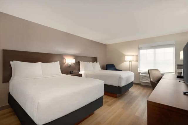 La Quinta Inn by Wyndham Vancouver Airport-Room, 2 Double Beds, Non Smoking, Courtyard View-2
