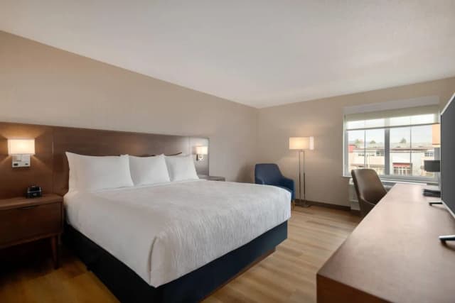 La Quinta Inn by Wyndham Vancouver Airport-Room, 1 King Bed, Non Smoking, Mountain View-1