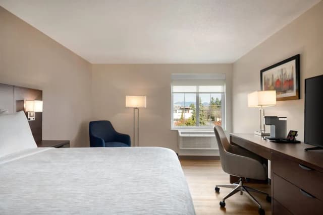 La Quinta Inn by Wyndham Vancouver Airport-Room, 1 King Bed, Non Smoking, Mountain View-3