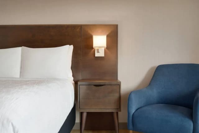 La Quinta Inn by Wyndham Vancouver Airport-Room, 1 King Bed, Non Smoking, Mountain View-2