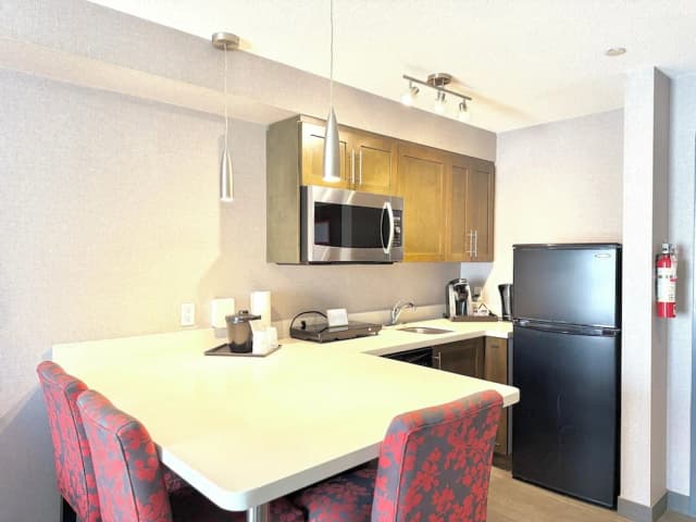 Holiday Inn Express Hotel & Suites Riverport Richmond by IHG-套房, 1 间卧室, 厨房-13