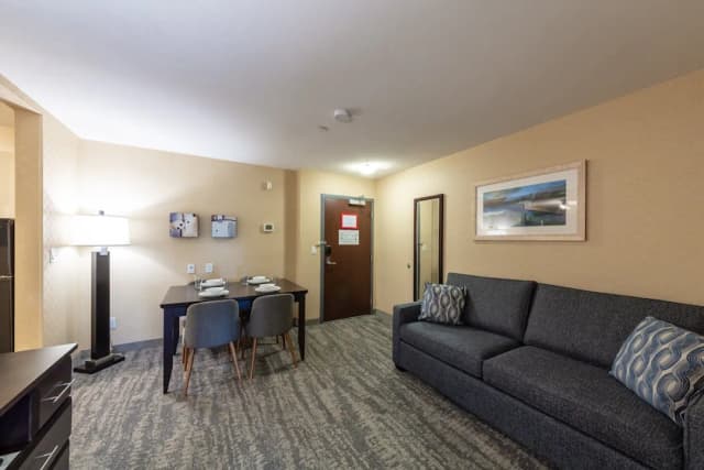 Holiday Inn Express Hotel & Suites Riverport Richmond by IHG-套房, 1 间卧室 (Dining Area)-3