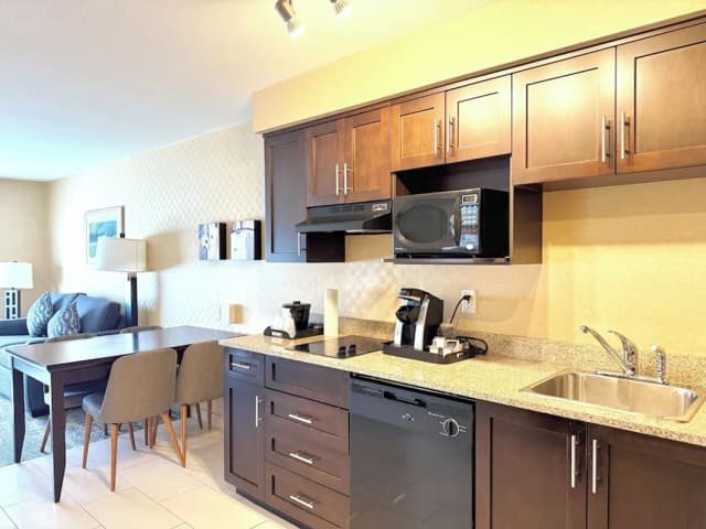 Holiday Inn Express Hotel & Suites Riverport Richmond by IHG-套房, 1 间卧室 (Dining Area)-17