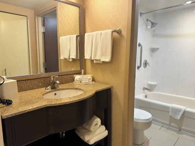 Holiday Inn Express Hotel & Suites Riverport Richmond by IHG-套房, 1 间卧室 (Dining Area)-9